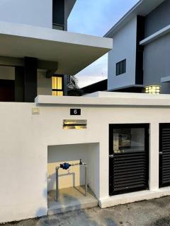 Five BEDROOMS RESIDENTIAL HOME WITH FREE WIFI - 5