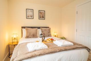 3 Beds with off-street parking for 2 cars, fast Wifi, sleeps 6 - 4