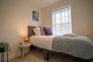 3 Beds with off-street parking for 2 cars, fast Wifi, sleeps 6 - 4