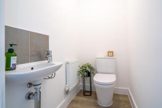 3 Beds with off-street parking for 2 cars, fast Wifi, sleeps 6 - 2