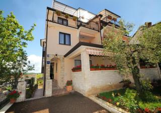 Apartmani Šahic 3 - Funtana - 1