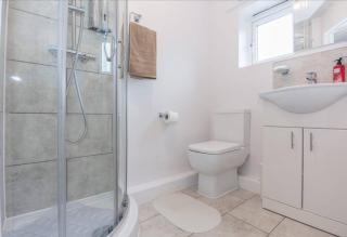 BrumStay UK - 4 Bedrooms House with Garden, Parking and Fibre Broadband with speed upto 250mbps - 7