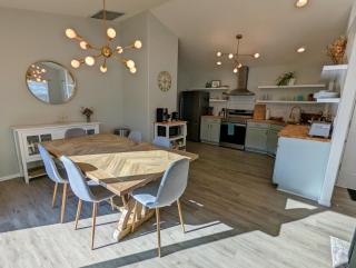 Contemporary 2-Bedroom Close to Downtown, Dining - 5