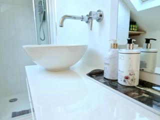 West Hill Retreat Seaview Balcony Chic Loft Studio & Free Parking - Hastings - 1