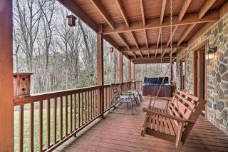 Wraparound Deck and Hot Tub Cabin in Sevierville - Sevierville - 9