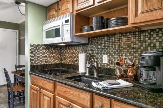 Lovely condo w/ indoor pool *only steps to parkway - Gatlinburg - 2
