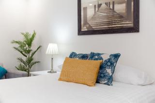 A1 Stylish light filled 2 bed apt Free WiFi - 0