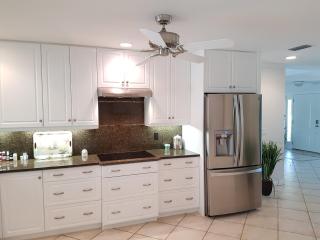 Exclusive Villa - Lakeside, 4 Minutes to Private Beach - 2