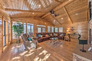Spacious Ruidoso Home with Hot Tub and Fireplaces - Ruidoso - 9