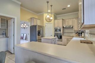 Airy Villa in Austin with BadmintonandVolleyball Court - 1