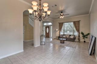 Airy Villa in Austin with BadmintonandVolleyball Court - 2