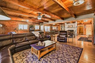 Dog-Friendly Kings Beach Log Cabin with Hot Tub! - Kings Beach - 0