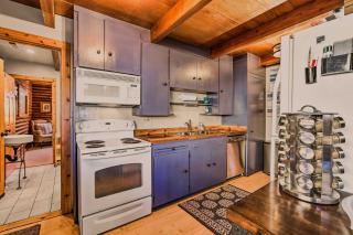 Dog-Friendly Kings Beach Log Cabin with Hot Tub! - Kings Beach - 3