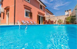Two-Bedroom Holiday Home In Banjole - 2