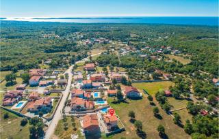 Amazing Home In Golubovo With Jacuzzi - Krnjaloža - 2