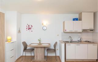 Awesome Apartment In Kastel Luksic - Kaštela - 4