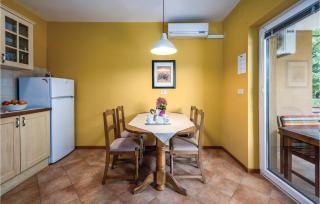 Stunning Apartment In Umag With Wifi - 1
