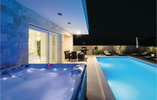 Stunning Home In Sukosan With Jacuzzi - 2