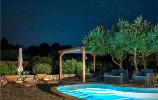 Lovely Home In Stari Grad - 4