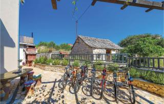 Four-Bedroom Holiday Home In Slatine - Slatine - 8
