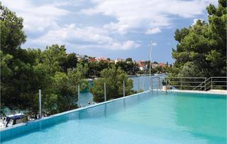 Seven-Bedroom Holiday Home In Zaboric - 2