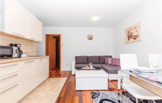 Awesome Apartment In Crikvenica - Crikvenica (Cirquenizza) - 9
