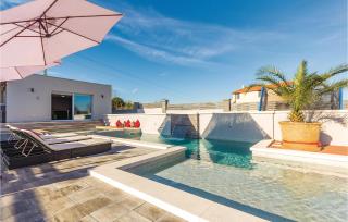 Amazing Home In Pula With Kitchen - Pula - 2