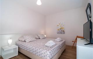 1 Bedroom Gorgeous Apartment In Selca - 7