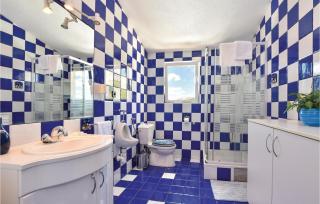 Six-Bedroom Holiday Home In Podstrana - Podstrana - 6