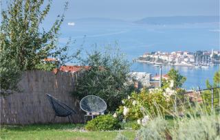 Six-Bedroom Holiday Home In Podstrana - Podstrana - 4
