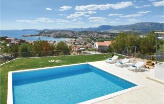 Six-Bedroom Holiday Home In Podstrana - Podstrana - 1