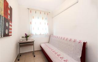 2 Bedroom Lovely Apartment In Rovanjska - 3