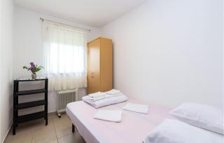 2 Bedroom Lovely Apartment In Rovanjska - Rovanjska - 2