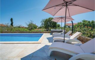 Amazing Home In Vabriga With Jacuzzi - Vabriga - 1