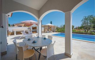 Amazing Home In Vabriga With Jacuzzi - Vabriga - 5
