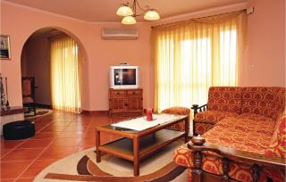 2 Bedroom Awesome Apartment In Novigrad - 2