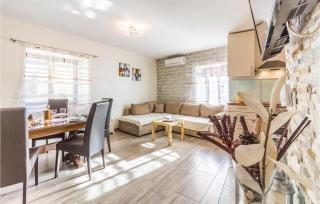 Three-Bedroom Holiday Home In Pomer - 0