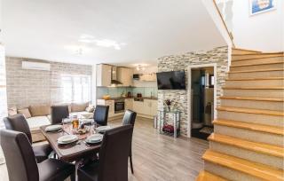 Three-Bedroom Holiday Home In Pomer - 9