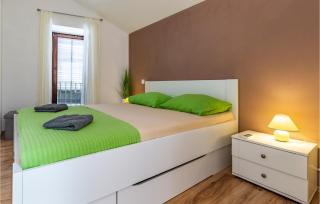 Three-Bedroom Holiday Home In Pomer - 2