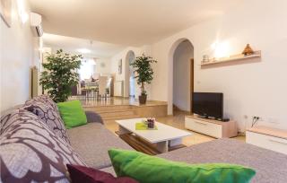 2 Bedroom Lovely Apartment In Pula - 0