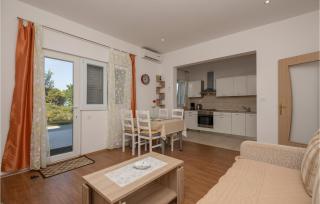 1 Bedroom Awesome Apartment In Makarska - 8