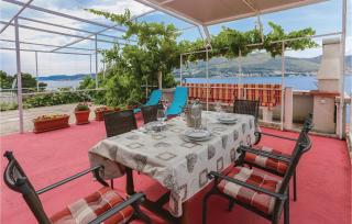 Three-Bedroom Holiday Home With Sea View In Okrug Donji - 9
