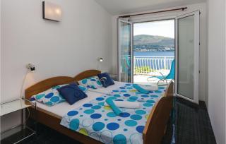 Three-Bedroom Holiday Home With Sea View In Okrug Donji - 7