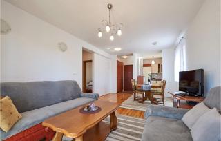 Gorgeous Apartment In Okrug Gornji - 7