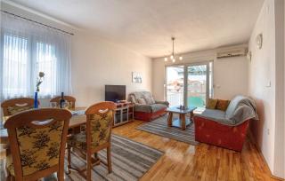 Gorgeous Apartment In Okrug Gornji - 4