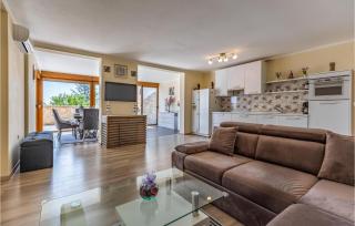 Gorgeous Apartment In Liznjan With Wifi - 9