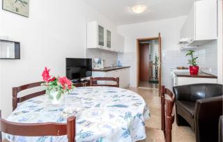 Gorgeous Apartment In Novi Vinodolski - Novi Vinodolski - 6