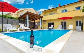 4 Bedroom Amazing Home In Pula - 1