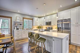 Modern-Chic Interlochen Home with Deck and Game Room! - Interlochen - 9