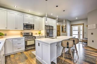 Modern-Chic Interlochen Home with Deck and Game Room! - Interlochen - 2
